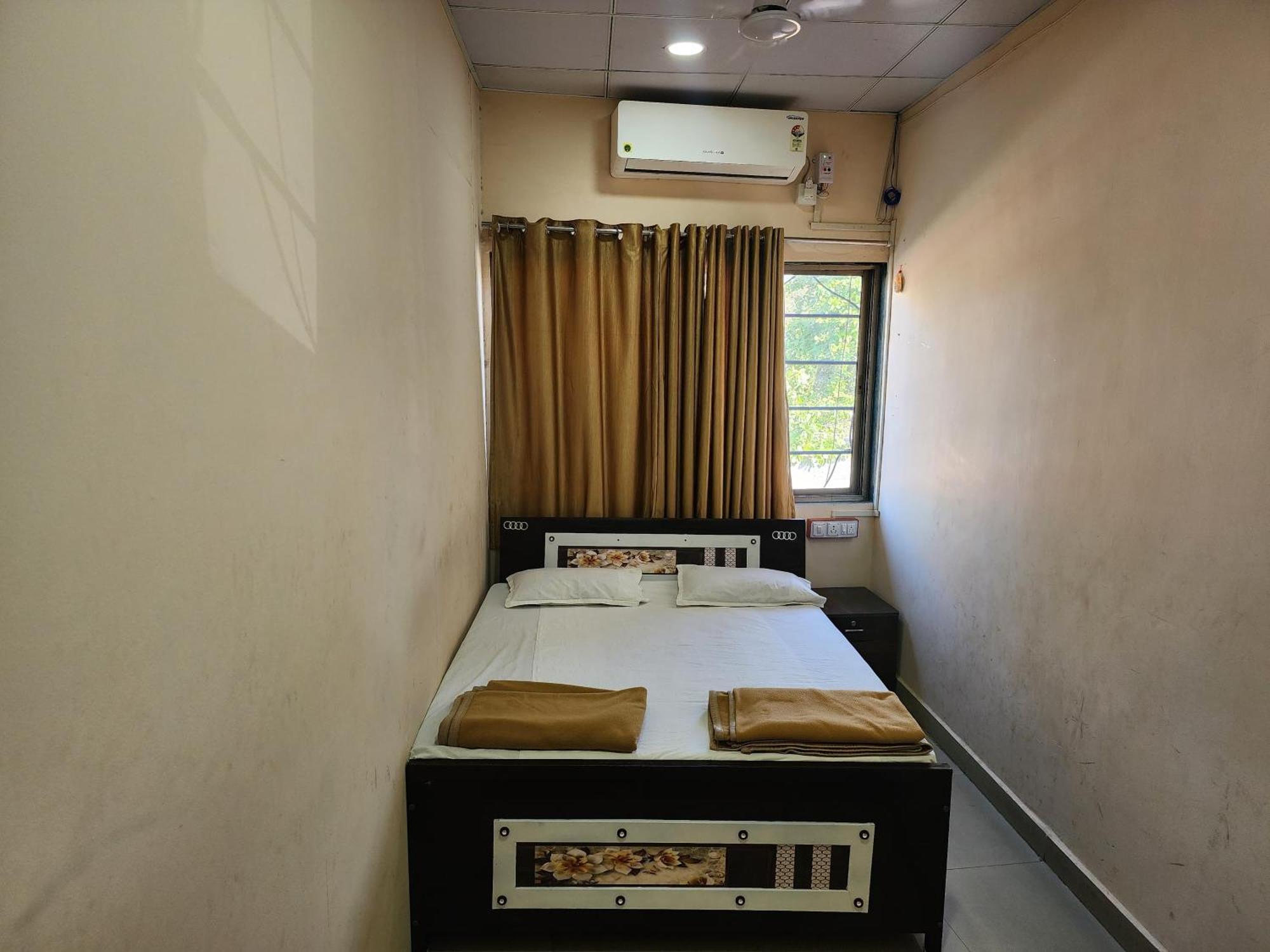 Hotel Diamond Ac Dormitory And Guest House Surat Exterior photo