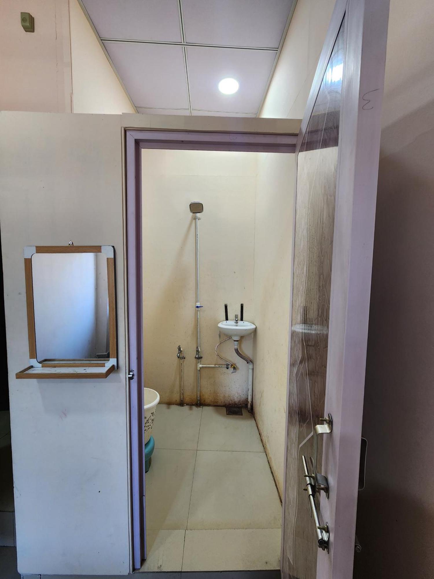 Hotel Diamond Ac Dormitory And Guest House Surat Exterior photo